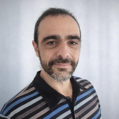 Julien Poveda, créateur de sites web et expert IA